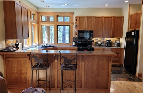 Mazama House | Siskun Song-Come Enjoy a Stay in the Heart of Mazama, WA! Close to Ski Trails!