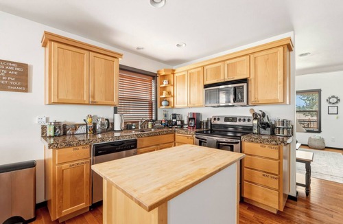 Sisters House | Sisters 3BR Hot Tub Foosball Mtn Views Walkable