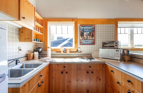Sisters Apartment | Sisters Chalet 1-bed retreat with WiFi, AC, and views near downtown Sisters.