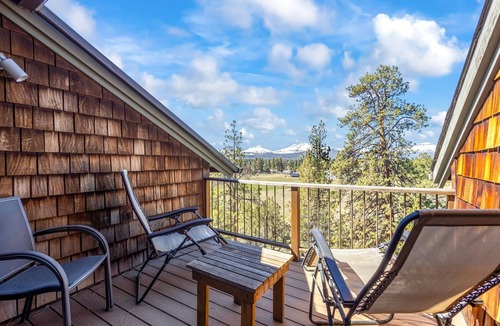 Sisters Apartment | Sisters Chalet 1-bed retreat with WiFi, AC, and views near downtown Sisters.