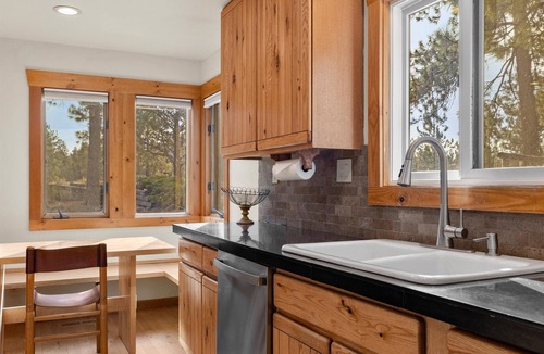Sisters House | Sisters, OR Lodge – Pickleball, Private Creek, Hot Tub & Mt Views on 8.5 Acres