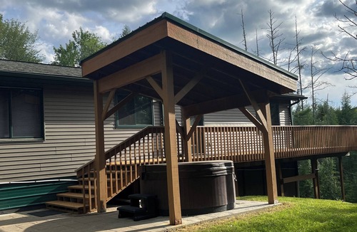 Stambaugh House | Ski getaway with Hill view and Hottub!