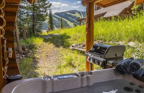 Powder Ridge House | Ski In/Out Cabin! Private Hot Tub, Wood Fireplace 5 Min Drive to Resort!