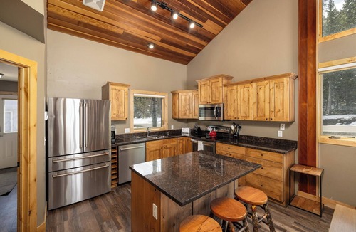 Big Horn House | Ski-in/out condo w/great views, electric burning fireplace & great location! - Big Horn Powder Run