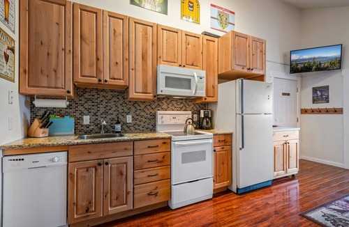 Sandpoint Condo | Ski in Ski out 3 bed/2bath+, with hot tub and lake views.