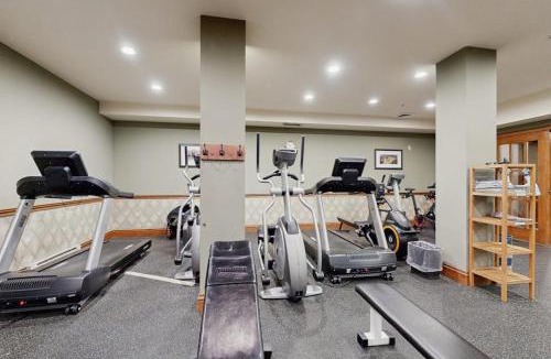 Salt Lake Mountain Resorts House | Ski-in - ski-out condo with mountain view shared hot tub pool & resort amenities