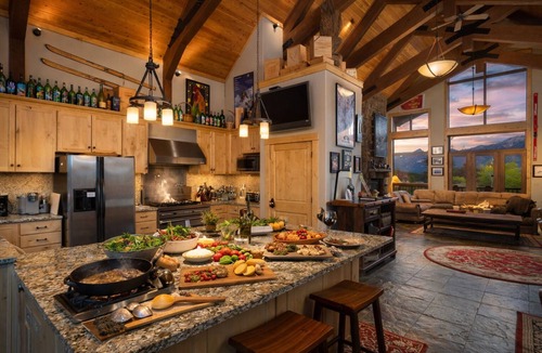 Big Sky House | Ski-In/Ski-Out Luxury - Sleeps 18 - Hot Tub - Yellowstone
