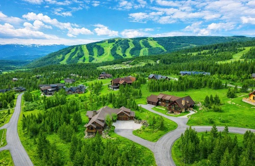 Big Sky House | Ski-In/Ski-Out Luxury - Sleeps 18 - Hot Tub - Yellowstone