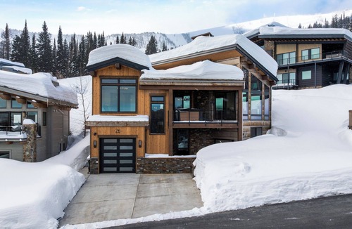 Sandpoint House | Ski-in/Ski-Out Luxury Schweitzer Hot Tub 4 King Suites Walk to Village Ski Room