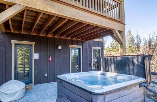 Tamarack Resort House | Ski in /Ski Out | Pet Friendly | Private Hot Tub |