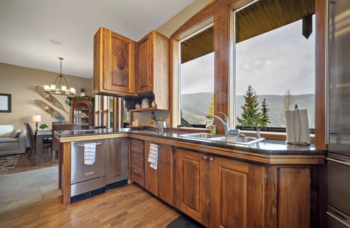 Sandpoint Ski Chalet | Ski-In/Ski-Out Schweitzer Chalet + Private Hot Tub - Guest Favorite