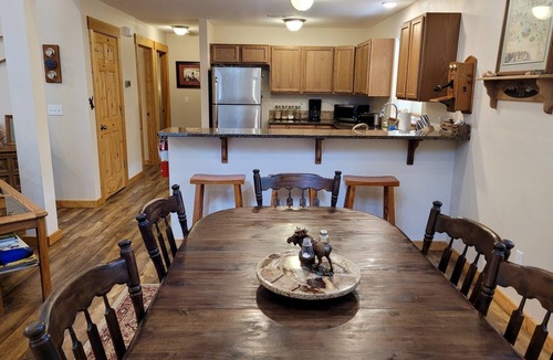 Mazama House | Skiers, Cyclists, Runners! Newly-Built 3 Bedroom House on the MVSTA Trail!