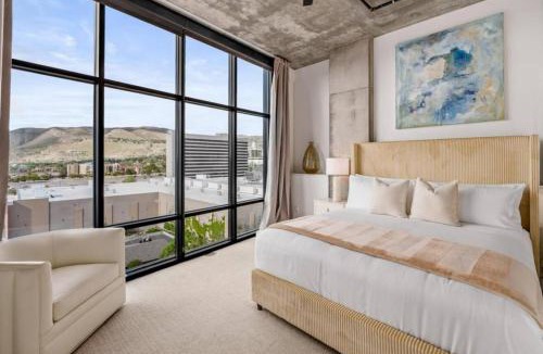 Rio Grande Apartment | Sky High Views Lux 2bd 2ba Rooftop Pool HTub Gym