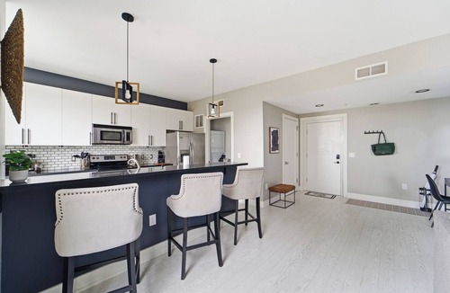 Downtown Des Moines Apartment | Skyline Lounge - Views, Gym, Sauna, & Free Parking
