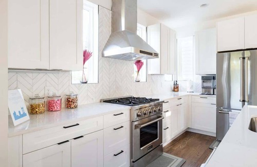 Katie Hill Neighborhood House | Skyline Rooftop Views Elevator 9 Beds 5min DT