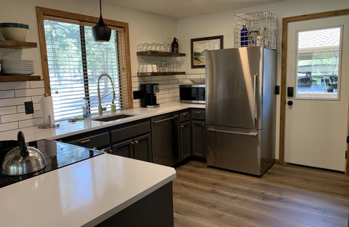 Sunriver Ski Chalet | Skyliner Chalet ~ Heart of Sunriver ~ Hot Tub ~ AC ~SHARC Passes