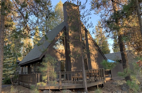 Sunriver Ski Chalet | Skyliner Chalet ~ Heart of Sunriver ~ Hot Tub ~ AC ~SHARC Passes
