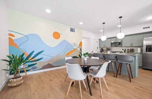 People's Freeway Condo | SLC - Airport - 2BR Townhome King BD - Garage