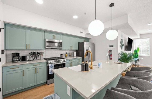 People's Freeway Condo | SLC - Airport - 2BR Townhome King BD - Garage