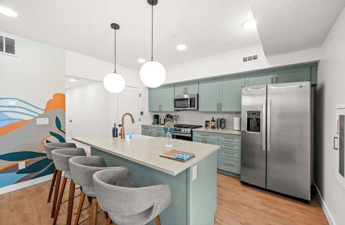 People's Freeway Condo | SLC - Airport - 2BR Townhome King BD - Garage