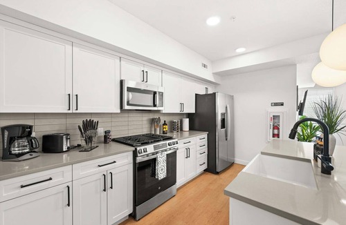 People's Freeway Condo | SLC - Townhome - Airport - Mountain Views Garage