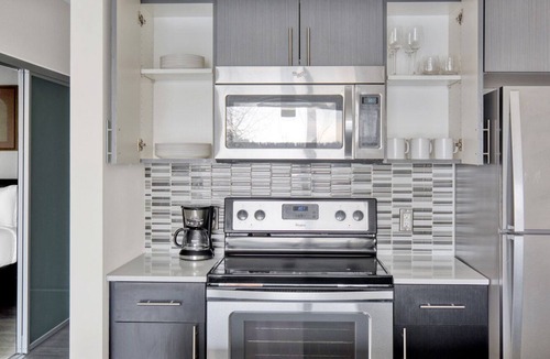 Northeast Bellevue Apartment | Sleek Bellevue 1BR w/ BBQ, Gym & W/D, walkable area, by Blueground
