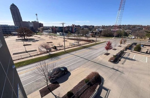 Downtown Des Moines Apartment | Sleek Black-and-White 2BR with Gym, WiFi & Free Parking