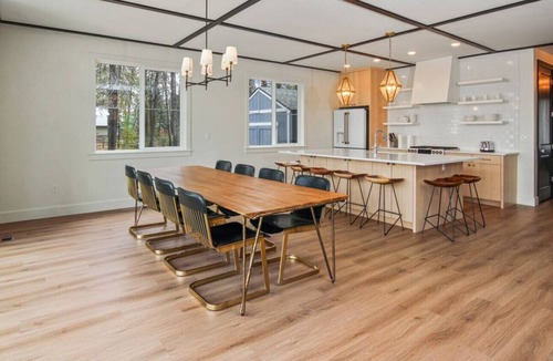 Donnelly Cabin | Sleek Cabin Overlooking Lake Cascade w/Hot Tub