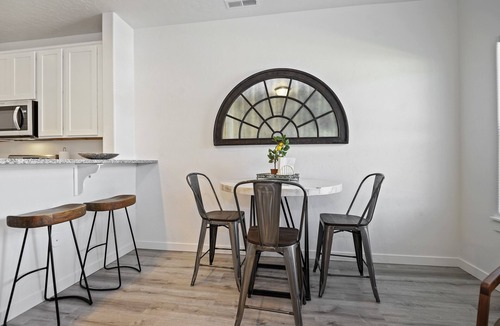 Nampa House | Sleek Sparkling Clean Townhome!