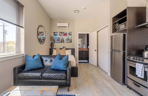 Belmont Apartment | Sleek Studio - Food Cart Row & Vintage Shops