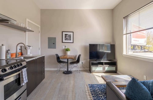 Belmont Apartment | Sleek Studio - Food Cart Row & Vintage Shops