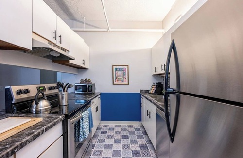 Printers Row Apartment | Sleep 14 | Downtown, Vintage 5bd/2ba (gym+patio)
