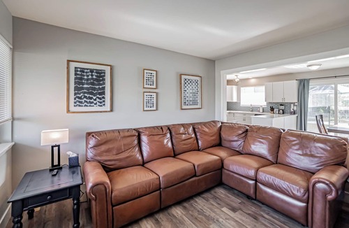 Caldwell House | Sleep 8-10, truck parking, crews/contractors, W/D