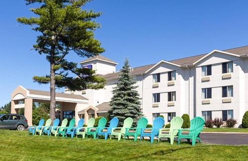 Acme Hotel | Sleep Inn & Suites Bay View Acme - Traverse City