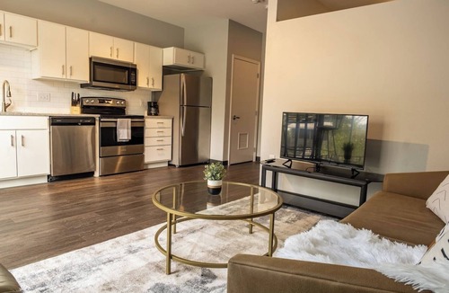 Des Moines Apartment | Sleepover | Airy 1BD/1BA - Downtown Des Moines