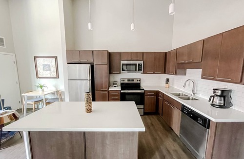 Downtown Des Moines Apartment | Sleepover: Breathtaking 1BD/1BA - Downtown Des Moinesn