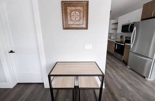 Dundee-Happy Hollow Historic District Apartment | Sleepover | Charming Studio + Gym/Sauna - Omaha