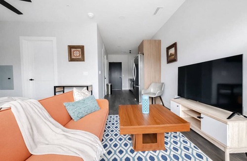 Dundee-Happy Hollow Historic District Apartment | Sleepover | Chic Studio + Gym/Sauna - Omaha