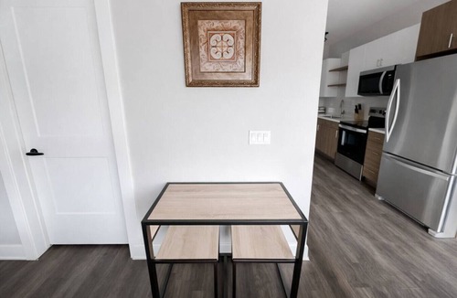 Dundee-Happy Hollow Historic District Apartment | Sleepover | Chic Studio + Gym/Sauna - Omaha