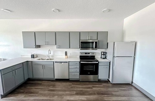 West Des Moines Apartment | Sleepover | Lovely 1BD/BA + High Ceilings - DSM