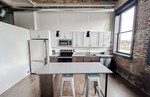 Newton Apartment | Sleepover | Spacious 1BD/1BA Loft - Newton
