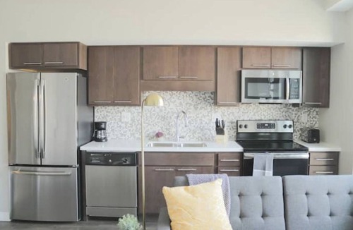 Downtown Des Moines Apartment | Sleepover: Vibrant Studio + Gym - Downtown Des Moines