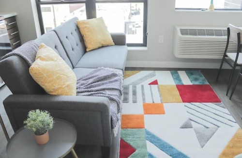Downtown Des Moines Apartment | Sleepover: Vibrant Studio + Gym - Downtown Des Moines