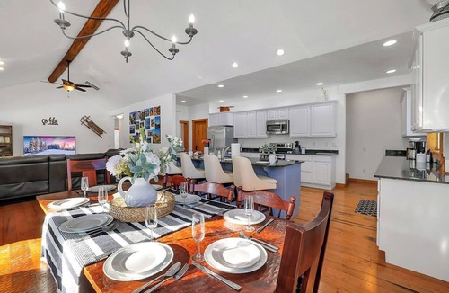 Donnelly House | Sleeps 10, AC, near lake, trailer parking