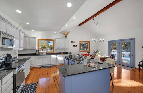 Donnelly House | Sleeps 10, AC, near lake, trailer parking