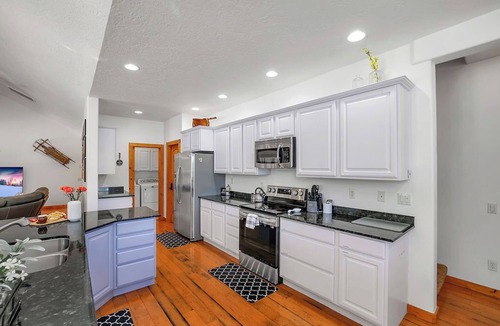 Donnelly House | Sleeps 10, AC, near lake, trailer parking