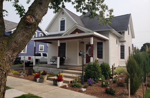 Ludington House | SLEEPS 12. Less than 1.5 blocks from the main intersections Downtown Ludington