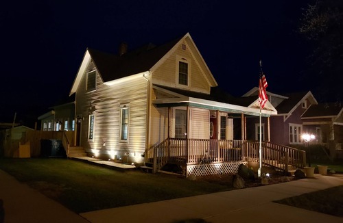 Ludington House | SLEEPS 12. Less than 1.5 blocks from the main intersections Downtown Ludington