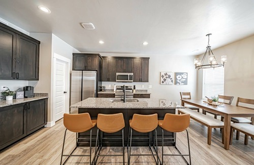 Ammon House | Sleeps 12 people.