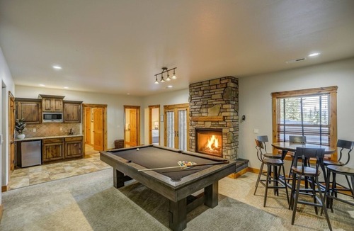 Tamarack House | Sleeps 16, hot tub, theater, pet-friendly, AC